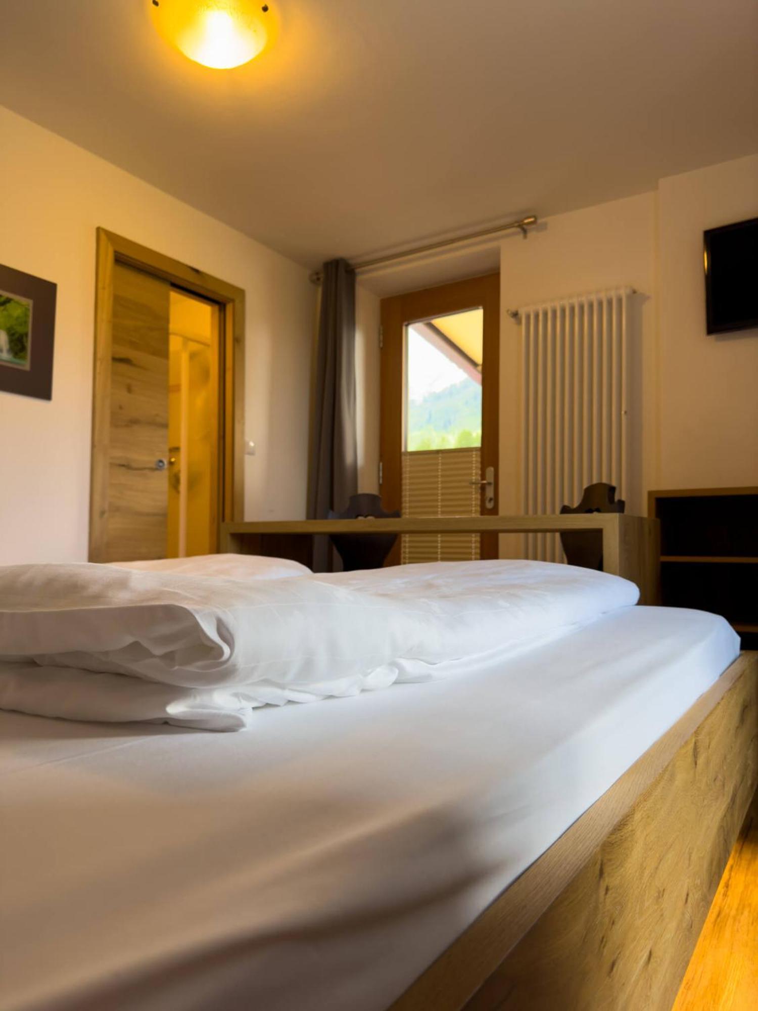 Bed and Breakfast Bar-Restaurant-Pizzeria Antermont Carezza al Lago Esterno foto